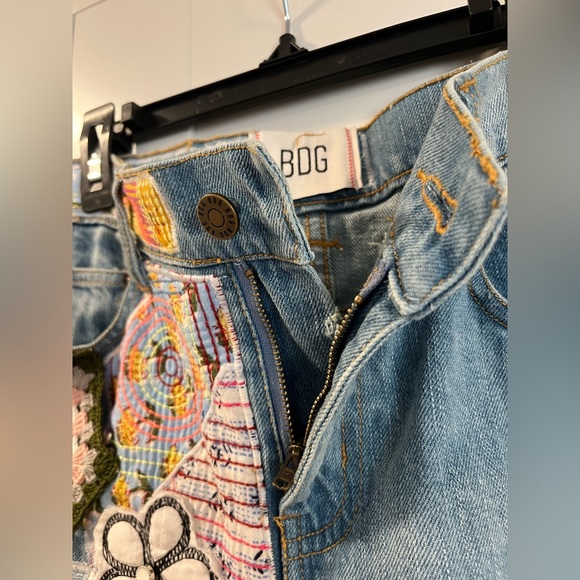 Gently Used BDG Urban Outfitters Women’s Bootleg Jeans with Patches Size 26 - Picture 6 of 12